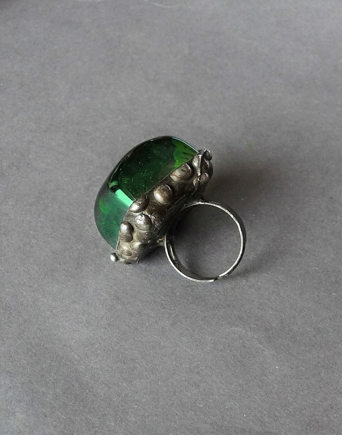 pierścionek z ręcznie przetopionego zielonego szkła witrażowego (fusing), unikatowo i ekologicznie oprawiony w technice Tiffany